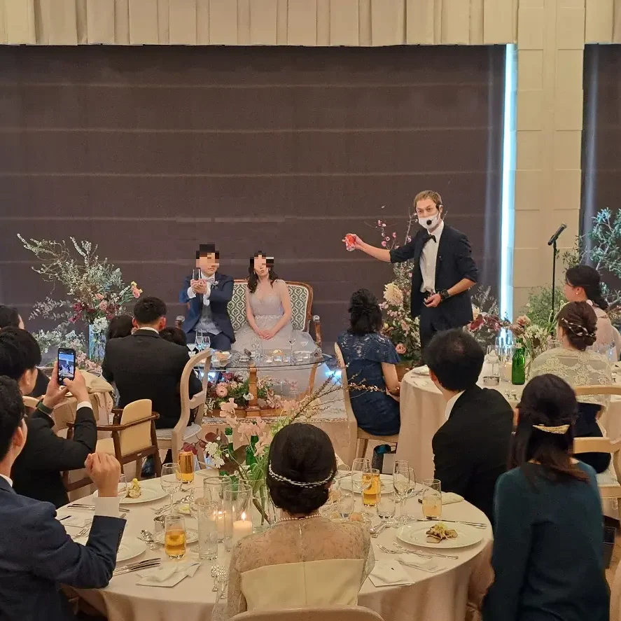 聖寿が披露宴で新郎新婦とゲストにマジックを披露